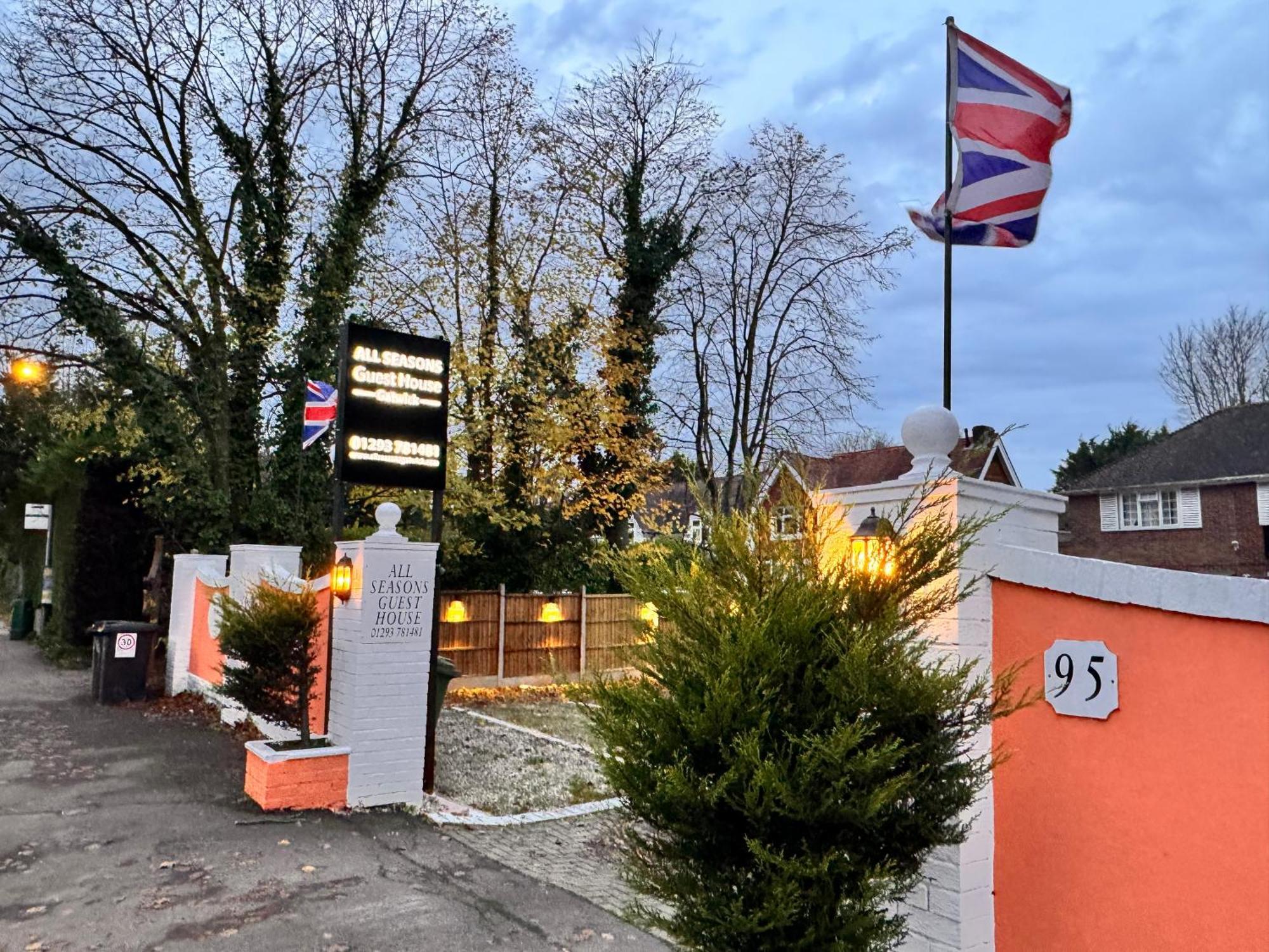 All Seasons Gatwick Guest House & Parking Horley Exterior photo