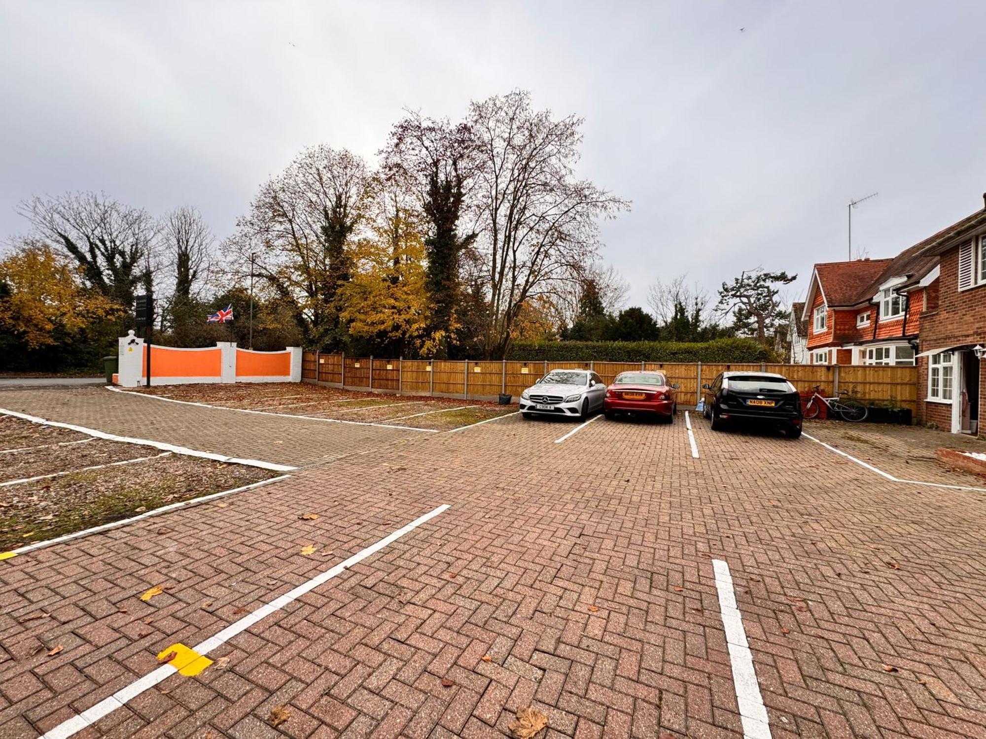 All Seasons Gatwick Guest House & Parking Horley Exterior photo